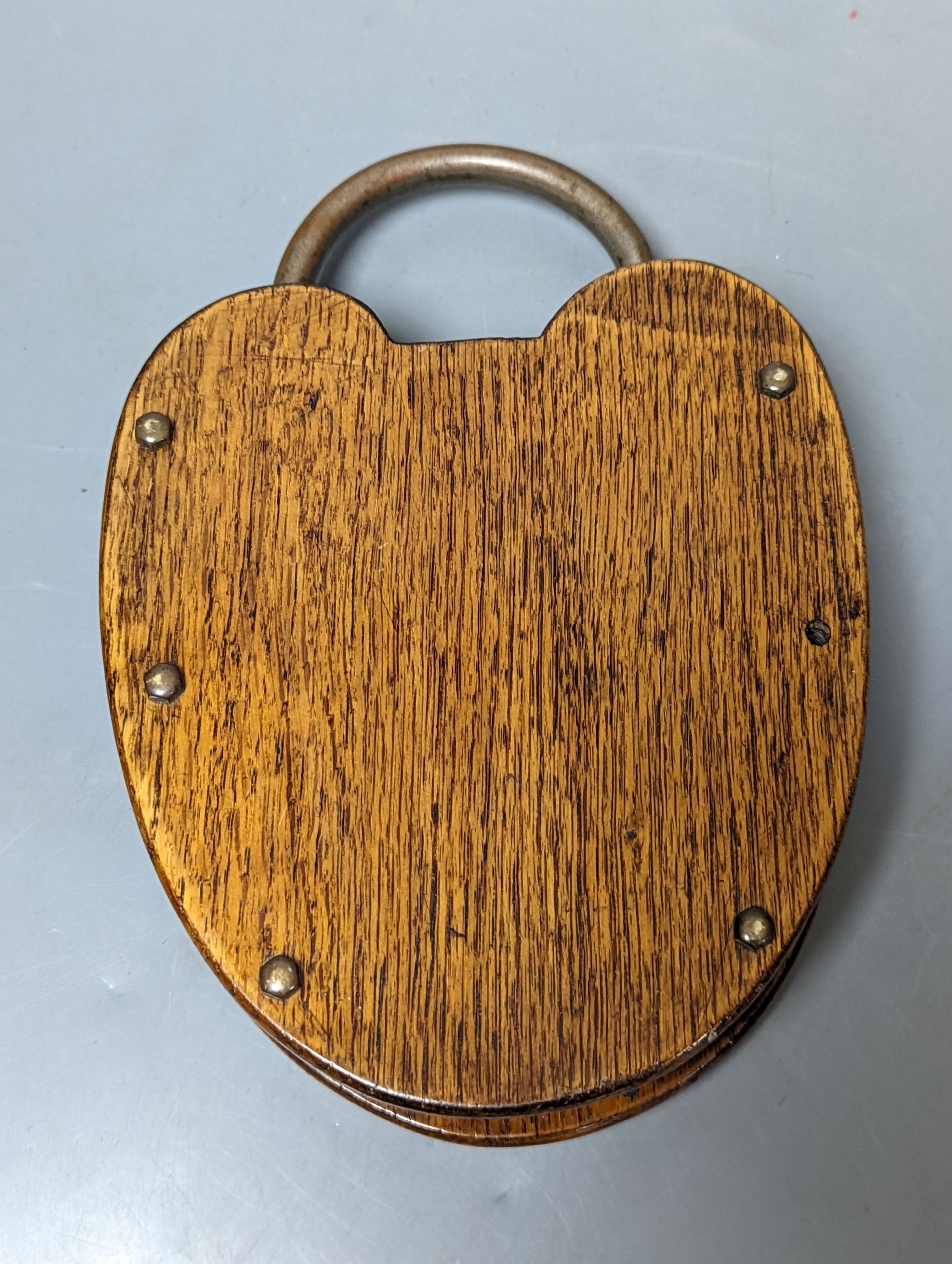 An unusual oak padlock-shaped cribbage board 22cm